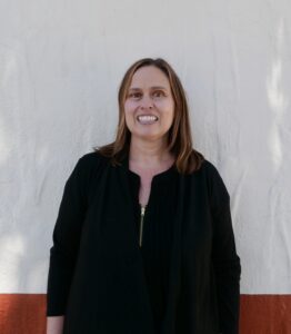 Professional headshot of Nicole, HR Advisor at InovarHR, smiling against a neutral background