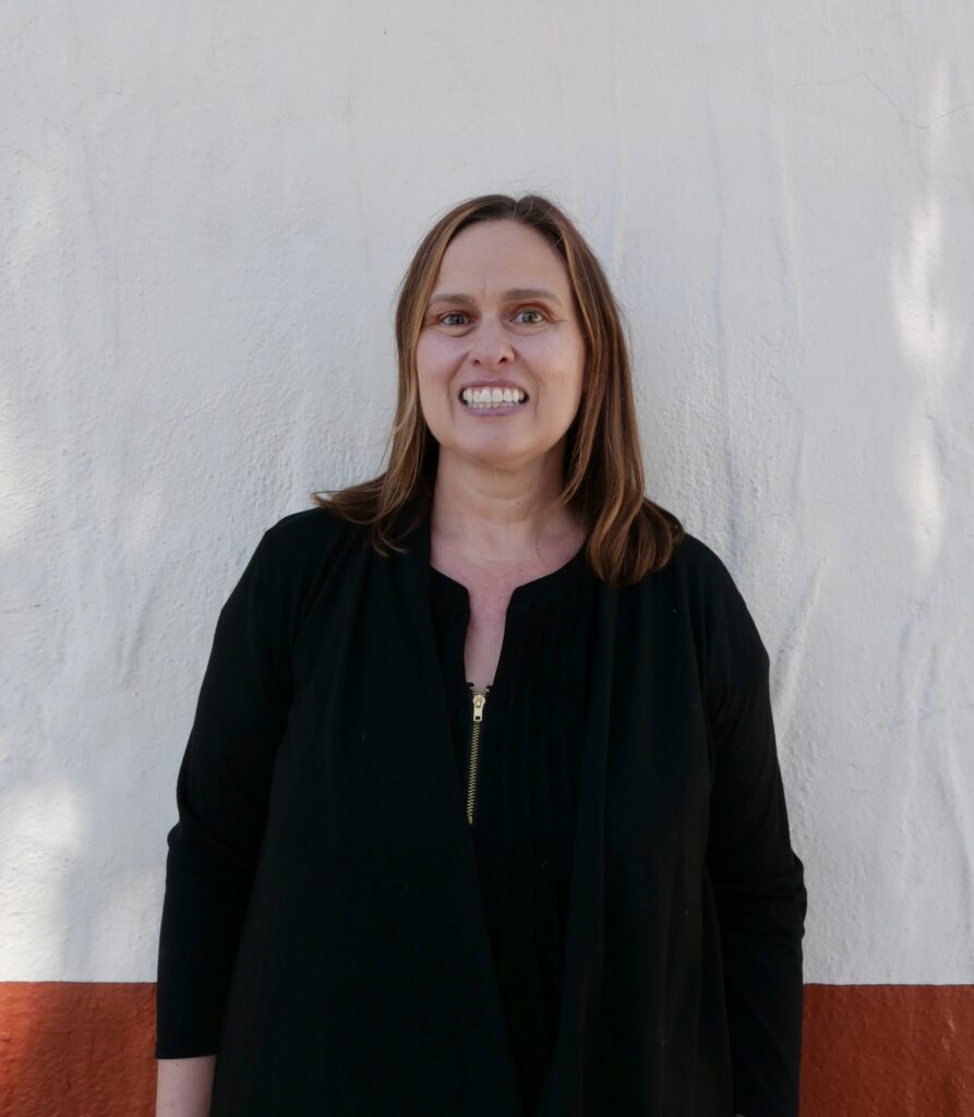 Professional headshot of Nicole, HR Advisor at InovarHR, smiling against a neutral background