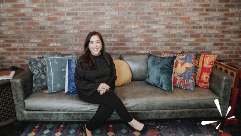 Andrea Nelson, CEO of InovarHR, sitting on a couch during an interview about psychology and leadership